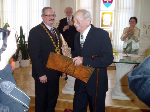 Primátor mesta odovzdáva ocenenie Ing. Alexandrovi Barčákovi.